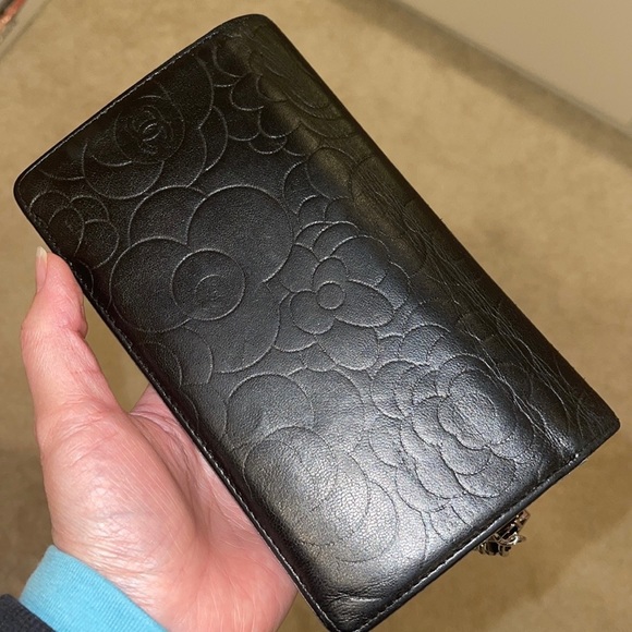 Vintage Chanel camellia lambskin wallet with chain - Picture 2 of 16